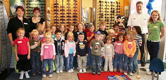 Kindergarten zu Besuch bei Kuppe Optik